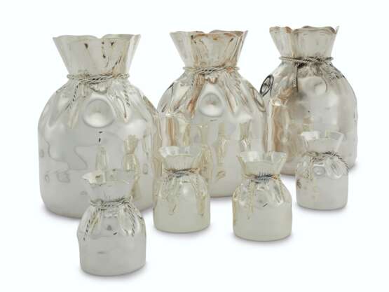 Asprey & Co.. A GROUP OF SEVEN SILVER-PLATED VASES - Foto 1