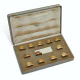 A SET OF TWELVE FRENCH SILVER-GILT PLACE CARD HOLDERS - Foto 2