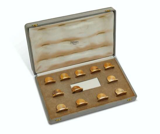 A SET OF TWELVE FRENCH SILVER-GILT PLACE CARD HOLDERS - фото 2