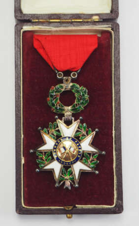 Frankreich : Orden der Ehrenlegion, 9. Modell (1870-1951), Ritterkreuz, im Etui - Luxusausführung. - фото 3