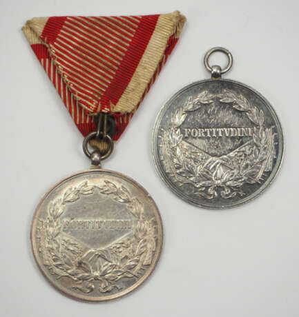 Österreich: Tapferkeitsmedaille, 9. Modell (1917-1918), Karl, Große Silberne - 2 Exemplare. - Foto 2