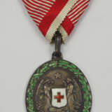 Österreich: Ehrenzeichen vom Roten Kreuz, Silberne Ehrenmedaille, mit Kriegsdekoration. - photo 1