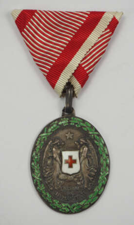 Österreich: Ehrenzeichen vom Roten Kreuz, Silberne Ehrenmedaille, mit Kriegsdekoration. - Foto 1