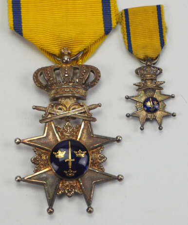 Schweden: Königlicher Schwert-Orden, 2. Modell, 2. Typ (1920-1951), Verdienstkreuz, mit Miniatur. - фото 1