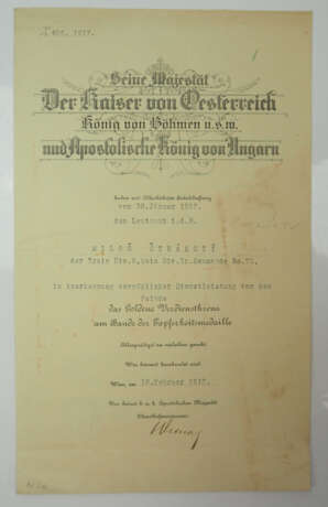 Österreich: Goldenes Verdienstkreuz Urkunde für einen Leutnant i.d.R. der Train Division 8. - фото 1
