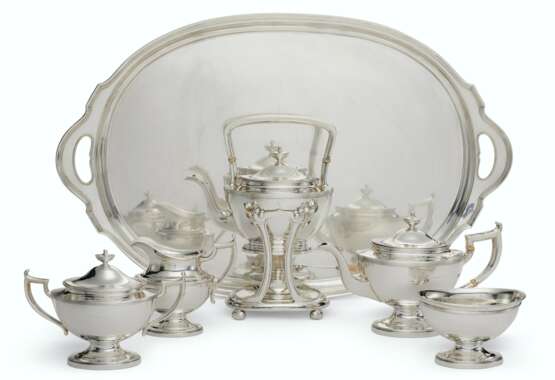Stone, Arthur J. AN AMERICAN SILVER FIVE-PIECE TEA SERVICE AND MATCHING TRAY - Foto 1