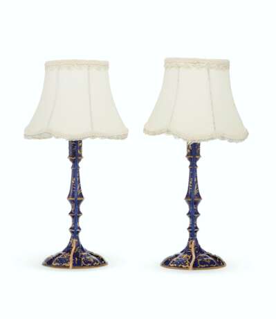 A PAIR OF STAFFORDSHIRE COBALT-BLUE ENAMEL CANDLESTICKS, NOW MOUNTED AS LAMPS - Foto 4