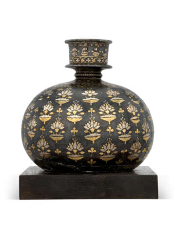 A FINE SILVER AND BRASS-INLAID BIDRI HUQQA BASE - photo 1