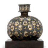 A FINE SILVER AND BRASS-INLAID BIDRI HUQQA BASE - photo 2