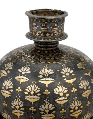 A FINE SILVER AND BRASS-INLAID BIDRI HUQQA BASE - photo 3