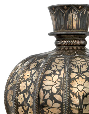 A SILVER-INLAID BIDRI HUQQA BASE - photo 3