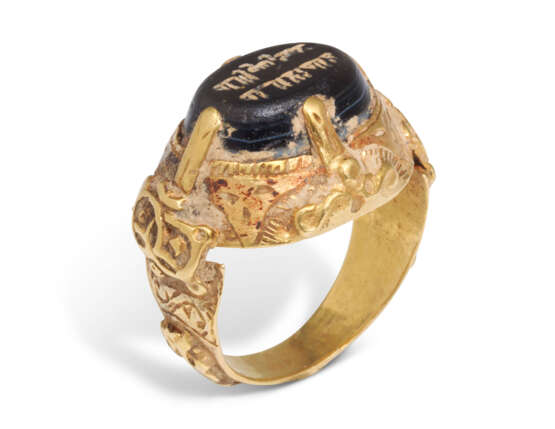 A GOLD RING WITH INSCRIBED SEAL - фото 1