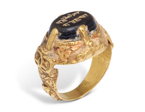 A GOLD RING WITH INSCRIBED SEAL - photo 1