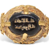 A GOLD RING WITH INSCRIBED SEAL - photo 2