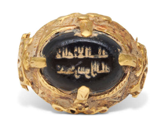 A GOLD RING WITH INSCRIBED SEAL - фото 2