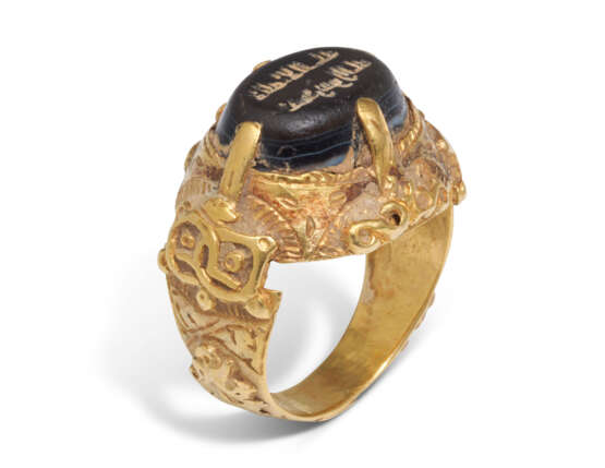 A GOLD RING WITH INSCRIBED SEAL - photo 3