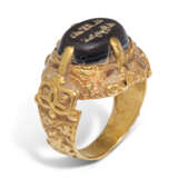 A GOLD RING WITH INSCRIBED SEAL - фото 3