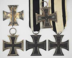 Preussen: Lot von 5 Eisernen Kreuzen, 1914, 1. und 2. Klasse.
