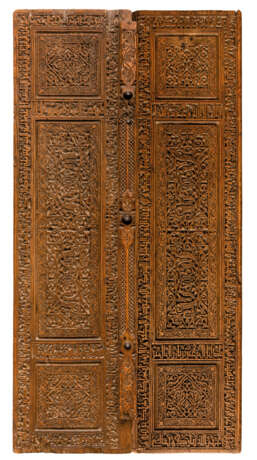 A PAIR OF CARVED WOODEN DOORS - фото 1