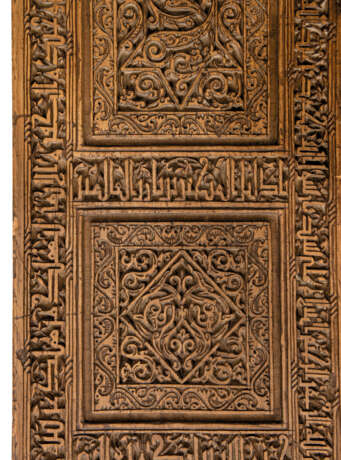 A PAIR OF CARVED WOODEN DOORS - фото 2