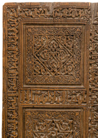 A PAIR OF CARVED WOODEN DOORS - фото 3