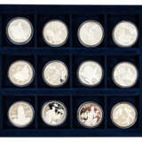China - 36 Silber-Gedenkmünzen in - photo 2