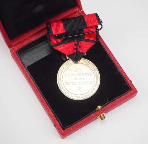 Württemberg: Karl-Olga-Medaille für Verdienste um das Rote Kreuz, in Silber, im Etui. - photo 2