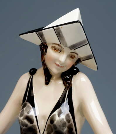 'Tricorn' Young Lady in Carnival Costume by Stephan Dakon, Goldscheider “'Tricorn' Young Lady in Carnival Costume by Stephan Dakon, Goldscheider”, Goldscheider Vienna, Stephan Dakon (1904-1992), Ceramics, Art deco (1920-1939), Austria, 1930 - photo 6