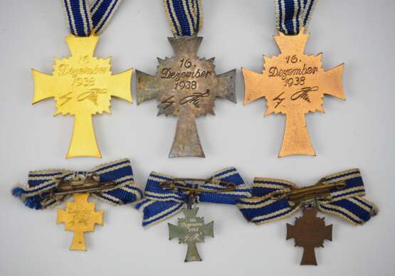 Sammlung Mutterkreuze - Gold, Silber und Bronze - mit Miniaturen. - photo 2