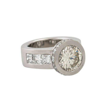 Ring mit Brillant von ca. 3 ct, 6 Prinzessdiamanten zusammen ca.1,3 ct - фото 1