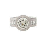 Ring mit Brillant von ca. 3 ct, 6 Prinzessdiamanten zusammen ca.1,3 ct - фото 2