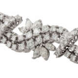 Armband mit 150 Brillanten zusammen ca. 10 ct und 36 Diamantnavettes - photo 6