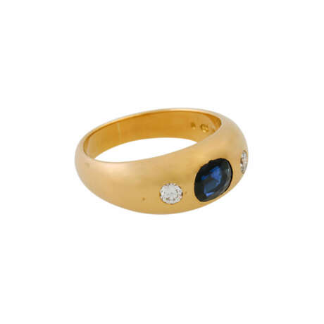 Bandring mit oval fac. Saphir und 2 Brillanten, zusammen ca. 0,38 ct, - Foto 1