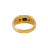 Bandring mit oval fac. Saphir und 2 Brillanten, zusammen ca. 0,38 ct, - photo 4