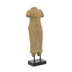 Weiblicher Torso aus Sandstein. KHMER/BAPHUON, 11. Jahrhundert.