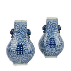 Paar blau-weisse Vasen. CHINA, 20. Jahrhundert.