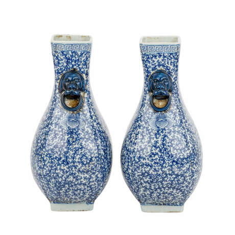 Paar blau-weisse Vasen. CHINA, 20. Jahrhundert. - Foto 4