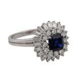 Ring mit Saphir umgeben von Brillanten und Diamantbaguettes, - Foto 1