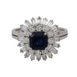 Ring mit Saphir umgeben von Brillanten und Diamantbaguettes, - Foto 2