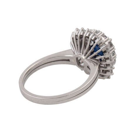 Ring mit Saphir umgeben von Brillanten und Diamantbaguettes, - photo 3