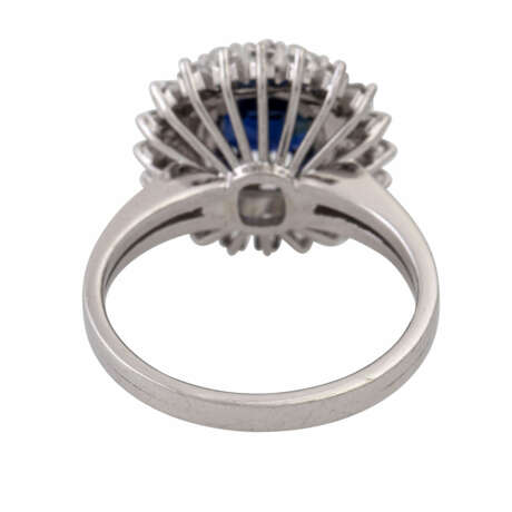 Ring mit Saphir umgeben von Brillanten und Diamantbaguettes, - photo 4