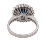 Ring mit Saphir umgeben von Brillanten und Diamantbaguettes, - фото 4