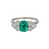 Ring mit Smaragd flankiert von 6 Brillanten zusammen ca. 1,1 ct, - Foto 2