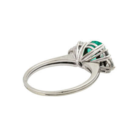 Ring mit Smaragd flankiert von 6 Brillanten zusammen ca. 1,1 ct, - photo 3