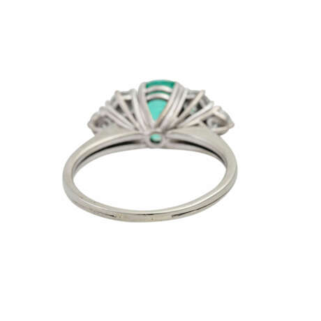 Ring mit Smaragd flankiert von 6 Brillanten zusammen ca. 1,1 ct, - photo 4