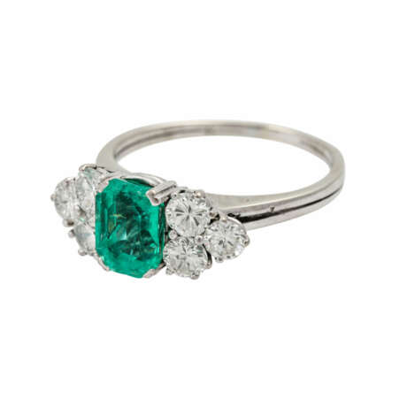 Ring mit Smaragd flankiert von 6 Brillanten zusammen ca. 1,1 ct, - фото 5