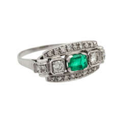 Ring mit Smaragd und Diamanten zusammen ca. 0,55 ct,