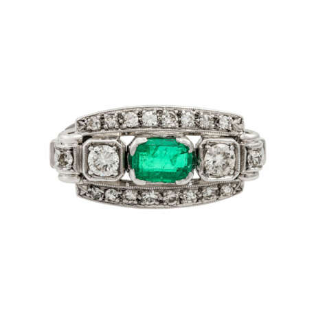 Ring mit Smaragd und Diamanten zusammen ca. 0,55 ct, - фото 2