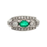Ring mit Smaragd und Diamanten zusammen ca. 0,55 ct, - photo 2