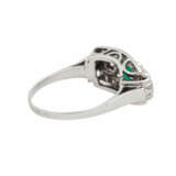 Ring mit Smaragd und Diamanten zusammen ca. 0,55 ct, - photo 3